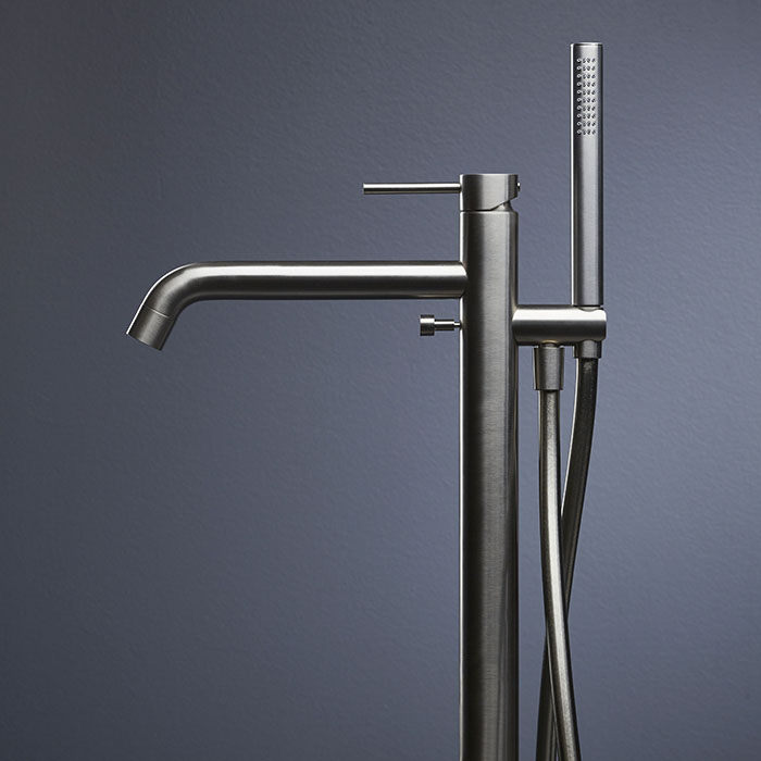 Newform X-Steel 316 Смеситель для ванны, напольный, с ручным душем и шлангом, цвет: нержавеющая сталь