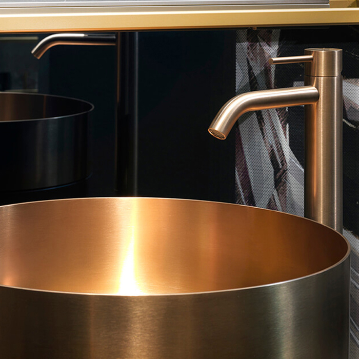 Gessi 316 Раковина напольная 40x90см, без отв., отдельностоящая, с сифоном, слив в пол, цвет: Warm bronze brushed PVD