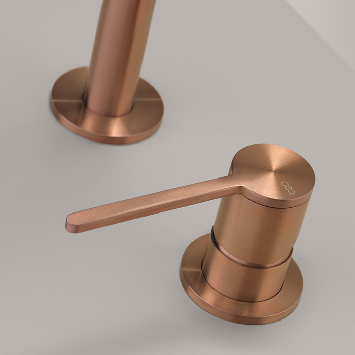 CEA Design INNOVO Смеситель для кухни, 2 отв., с поворотным изливом, цвет: PVD медь сатинированная