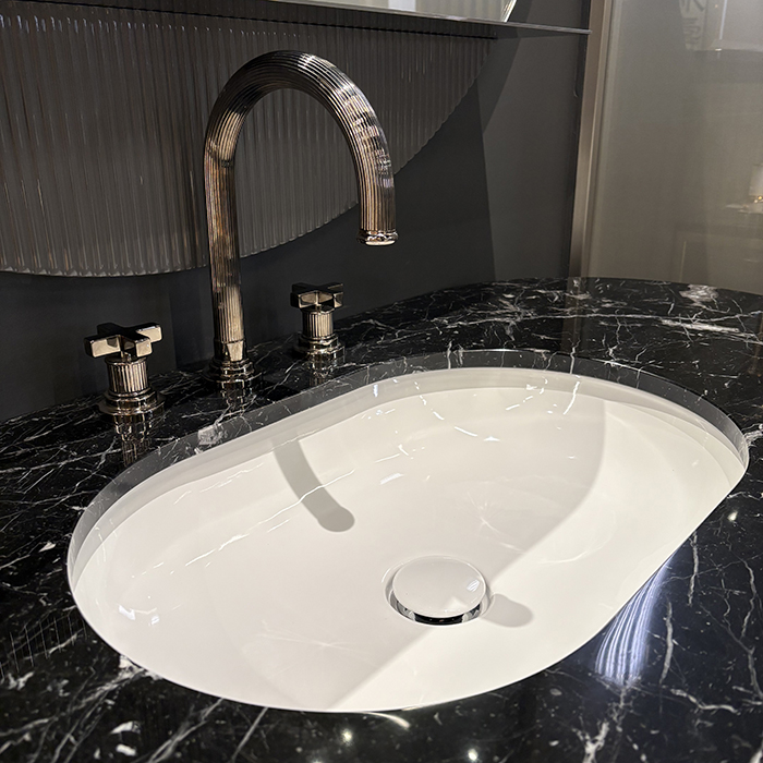 Oasis Naos Тумба подвесная 126х56см, топ мрамор nero marquinia, зеркало LED, цвет: орех трубчатый/хром