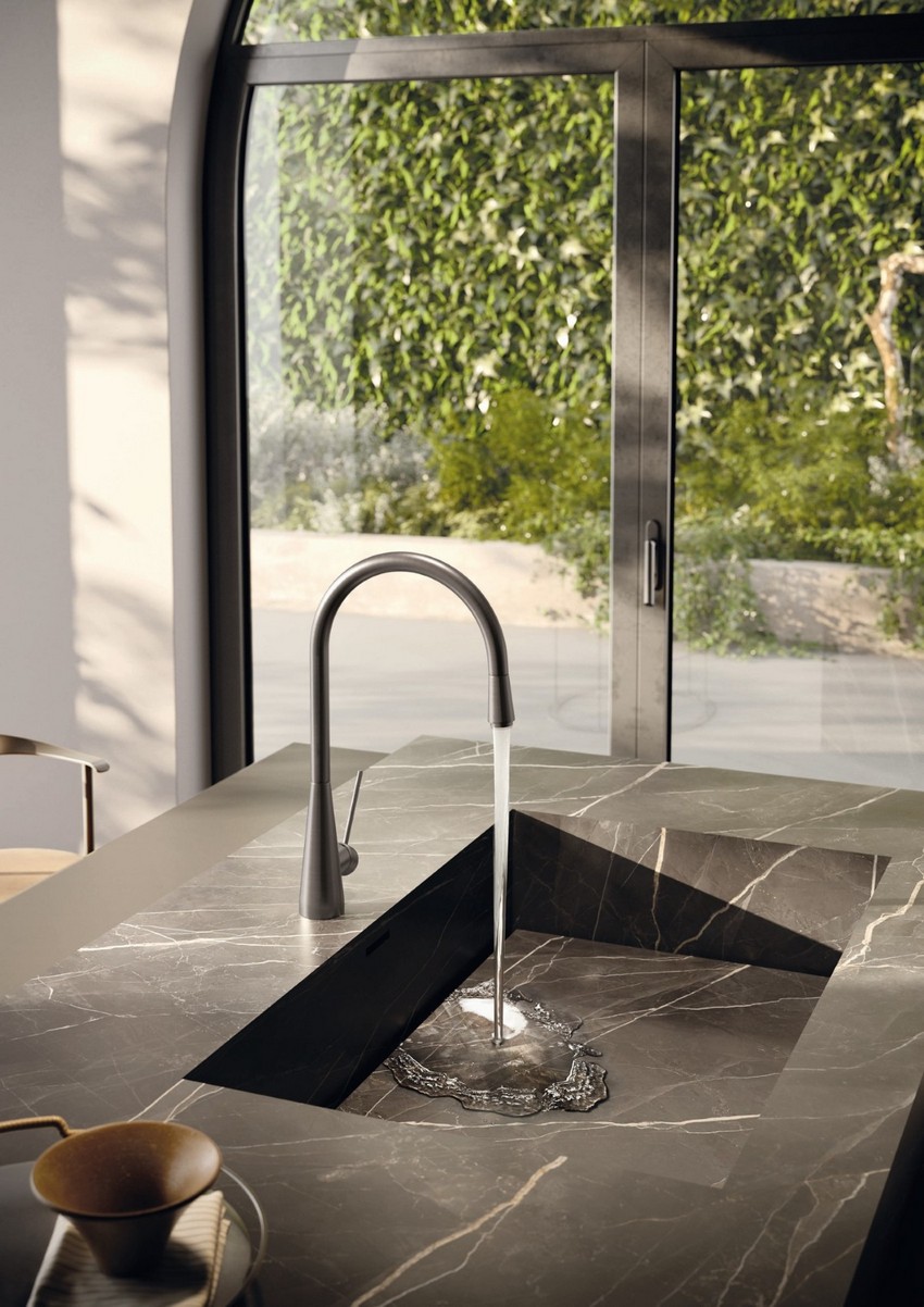 Выдвижные кухонные смесители Newform Ycon: удобное управление потоком воды, расширенная зона работы у мойки, аккуратное ополаскивание и современный дизайн.