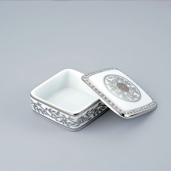 THG MARQUISE BLANC DECOR PLATINE Баночка для таблеток керамическая, квадратная 55х55 мм., настольная, декор платина, цвет: белый