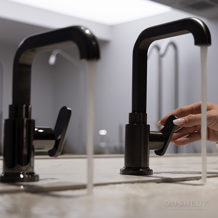 Фото Fima Carlo Frattini Park Lane Смеситель для раковины, излив 18.7см., высокий, донный клапан click-clack, цвет: брашированый черный хром