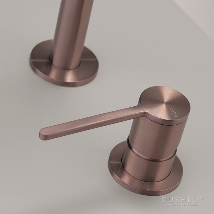 Фото CEA Design INNOVO Смеситель для кухни, 2 отв., с поворотным изливом, цвет: PVD бронза сатинированная
