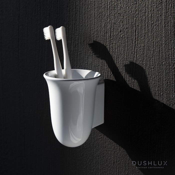 Фото Laufen New Classic Стакан настенный для щеток 95х105х125 мм, керамический , в компл с крепежами, цвет: белый глянцевый