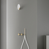 CEA Design ZIQQ Смеситель для ванны/душа, настенный, прогрессивный, с ручным душем, цвет: PVD золото сатинированное/белый
